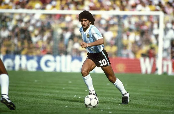 A camisa usada por Diego Maradona contra a Inglaterra na Copa do Mundo de 1986 no México poderia custar US $ 2 milhões após a morte do argentino na quarta-feira, segundo um especialista americano em memorabilia esportiva