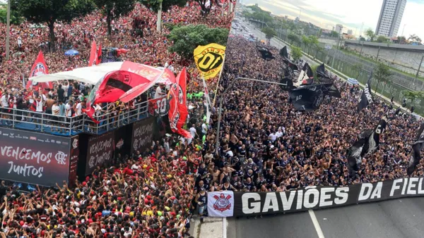 A história das torcidas organizadas no Brasil / X