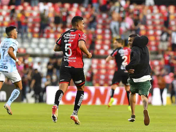 A partida teve que ser suspensa aos 62 minutos devido à invasão do campo pelos torcedores