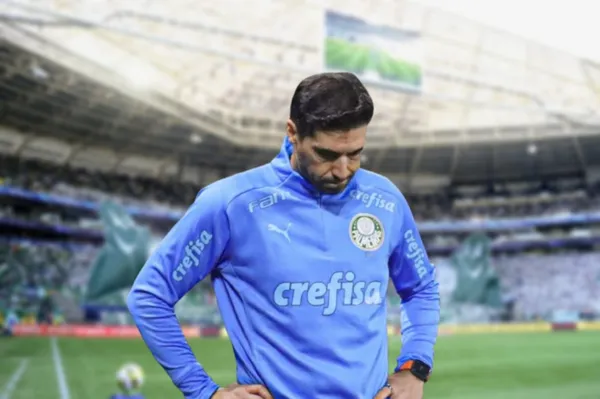 Abel Ferreira triste com a camisa do Palmeiras