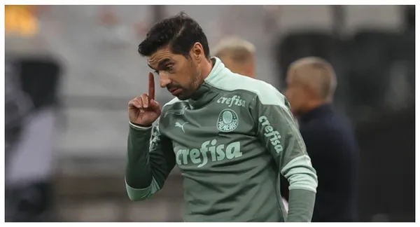 Abel Ferreira triste com a camisa do Palmeiras