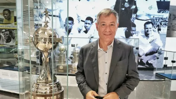 Acompanhado do presidente Andrés Rueda, Ariel Holan foi apresentado como técnico do Santos até dezembro de 2023