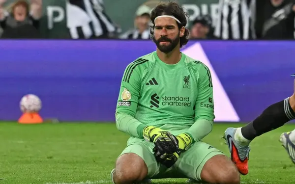 Alisson em ação pelo Liverpool na Premier League (Foto: ANDY BUCHANAN / AFP)