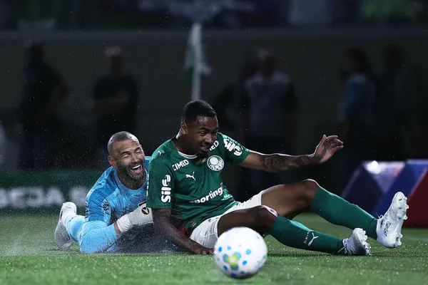 Allan jogador do Palmeiras disputa lance com Weverton goleiro do Grêmio durante partida no estádio Arena Barueri pelo campeonato Brasileiro A 2026. Foto: Ettore Chiereguini/AGIF
