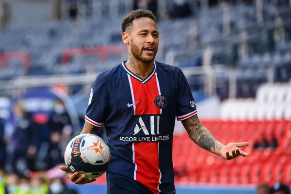 Ambiente de Neymar afirmou que o brasileiro deseja continuar na capital francesa e se sente confortável jogando ao lado de Mbappé