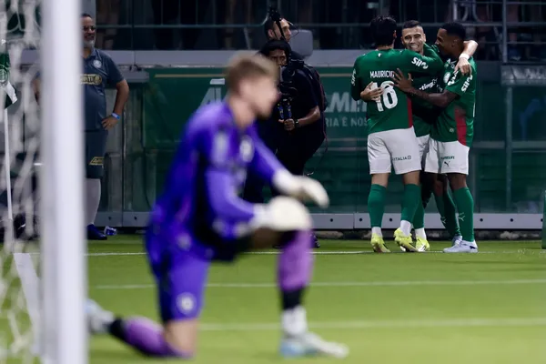 Andreas Pereira, jogador do Palmeiras, comemora seu gol com jogadores do seu time durante partida contra o Botafogo no estadio Arena Allianz Parque pelo Campeonato Brasileiro A 2026. Foto: Marcello Zambrana/AGIF
