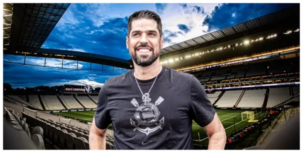 António Oliveira com a camisa do Corinthians