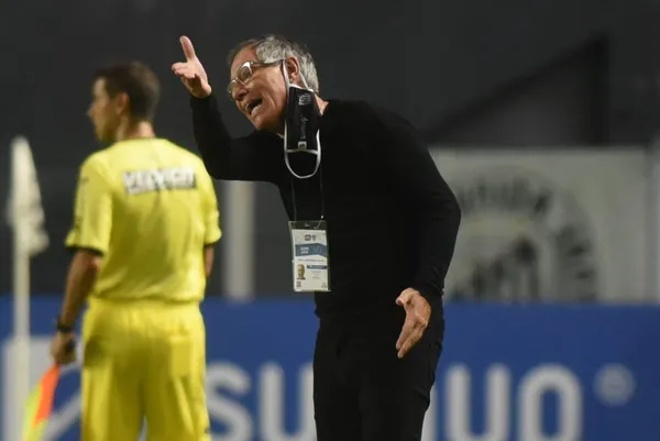 Após a má sequência de resultados, Ariel Holan demitiu-se da direção técnica do Santos FC. Durante sua permanência na Seleção Brasileira, conquistou apenas 4 vitórias, 3 empates e 5 derrotas em 12 jogos