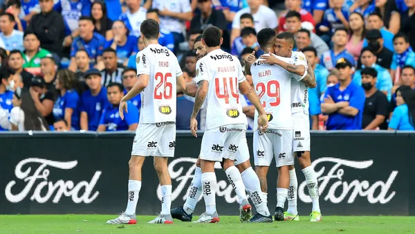 Após revisão do VAR, jogador do time brasileiro foi expulso de campo