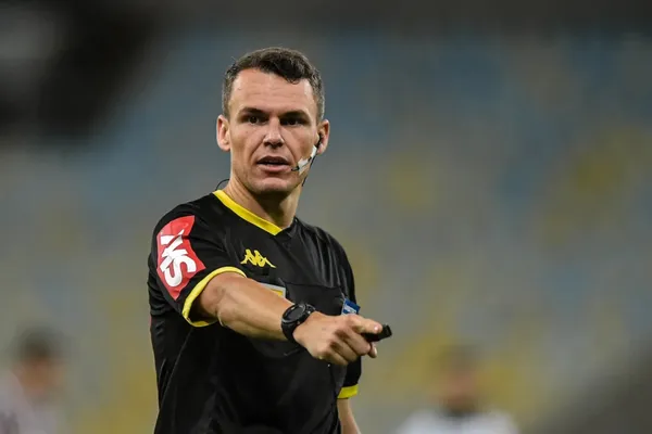 Árbitro Paulo Cesar Zanovelli — Foto: Thiago Ribeiro/AGIF