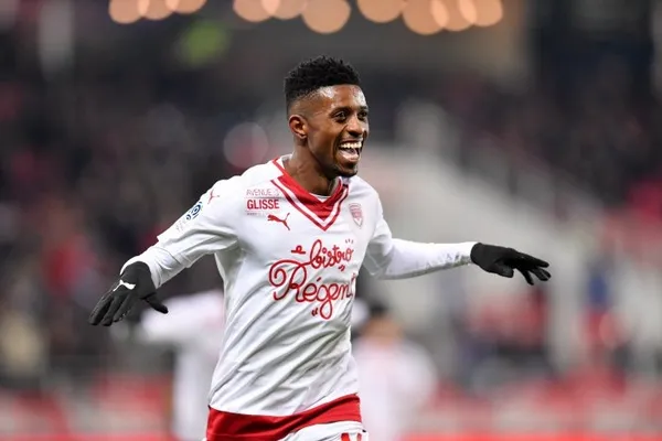 Atacante ainda não foi anunciado pelo Timão, mas já treinou no clube