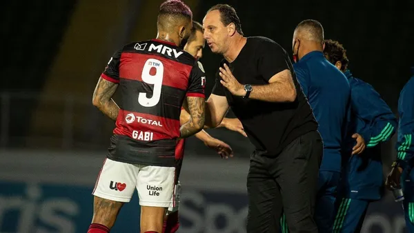 Atacante completou 100 jogos neste domingo (14)