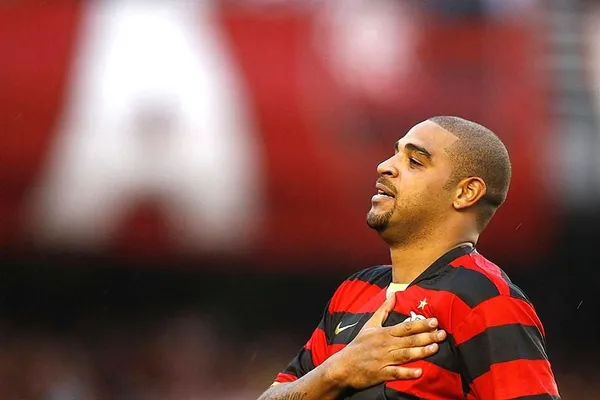 Atacante completou 39 anos e ganhou os parabéns do Mengão