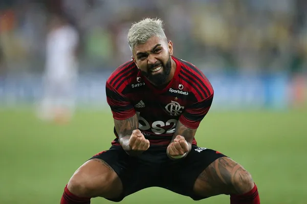 Atacante era um dos mais felizes com a vitória diante do rival