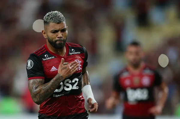 Atacante foi flagrado em um cassino clandestino na madrugada de domingo (14)