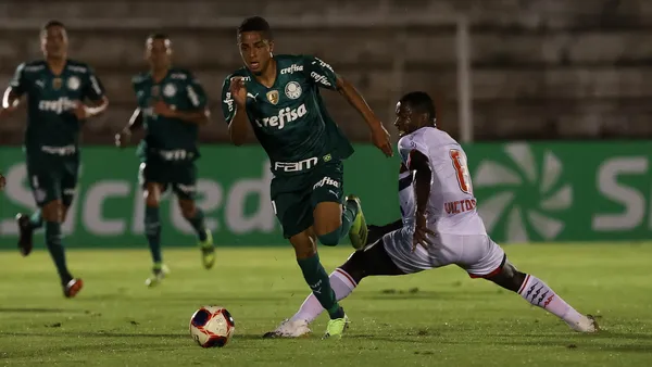 Atacante Giovani de 17 anos renova contrato com o Palmeiras até maio de 2024.