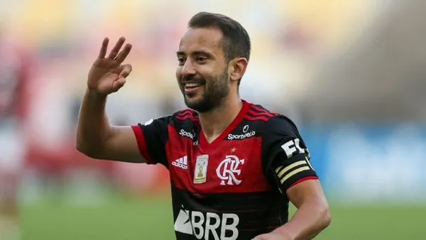 Atacante que está no futebol inglês terá interferência direta no futuro do Mengão