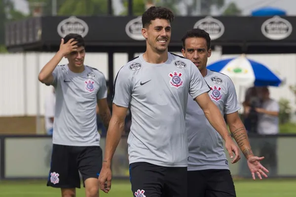 Atletas receberam poucas chances no clube, mas permanecem no elenco