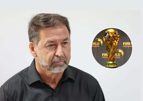 Augusto Melo e a taça da Copa do Mundo