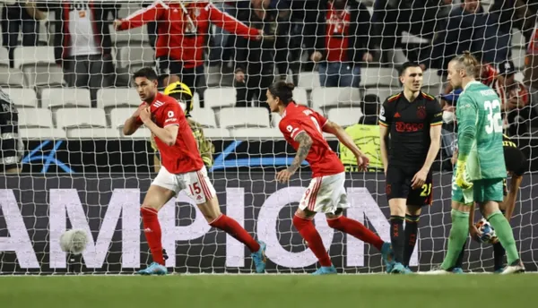 Benfica e Ajax empatam 2-2 em jogaço de futebol