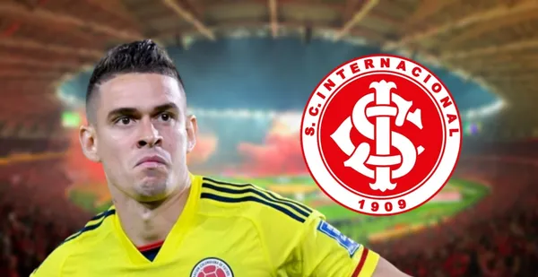 Borré com a camisa do Colômbia e o escudo do Internacional