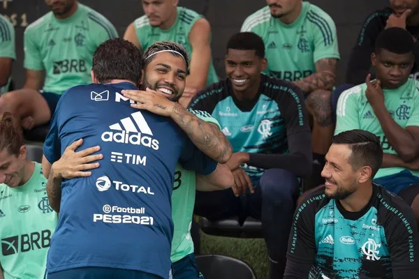 Briga antiga entre técnico e jogador pode arruinar o Mengão