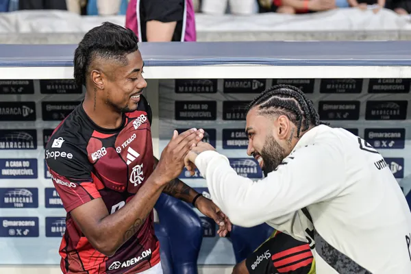 Bruno Henrique jogador do Flamengo com Gabigol jogador do Santos durante partida no estádio Maracanã pelo campeonato Brasileiro A 2026. Foto: Thiago Ribeiro/AGIF