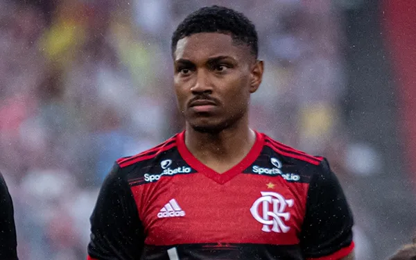 Camisa 11 do rubro-negro não vive boa fase e torcida não perdoa suas atuações