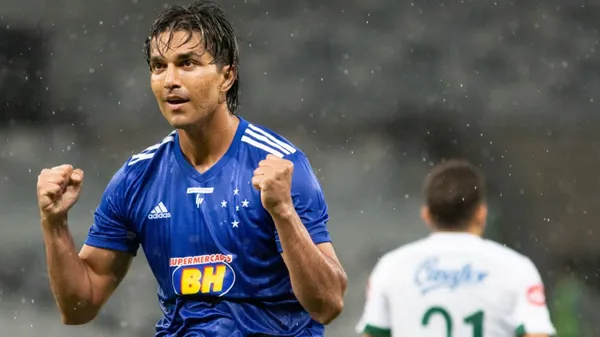 Centroavante não vem tendo oportunidades no clube celeste e está próximo de fechar com o Cerro Porteño