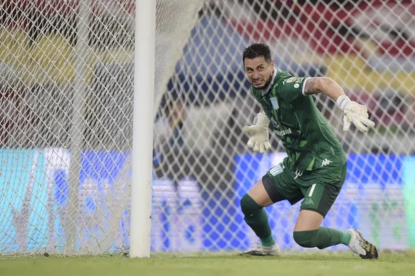 Com a saída iminente do arqueiro rubro-negro, um algoz pode ser a solução