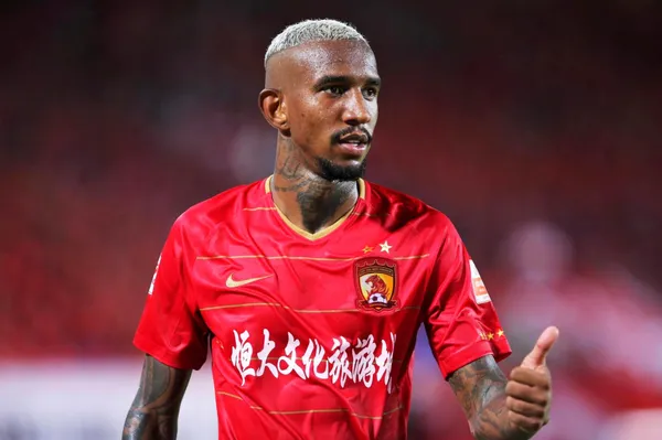 Com salários atrasados, meia brasileiro pode deixar o Al Nassr e voltar ao Brasil