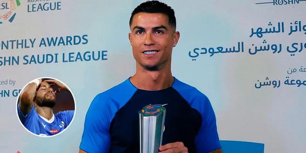 Cristiano Ronaldo posa para foto com prêmio de melhor jogador do mês do Campeonato Saudita