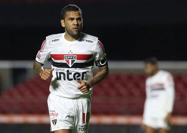 Dani Alves pode ter final trágico em seu time de coração