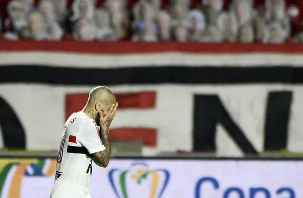 DaniDani Alves no vive um bom momento em sua carreira futebolísticaAlves não vive um bom momento em sua carreira futebolística