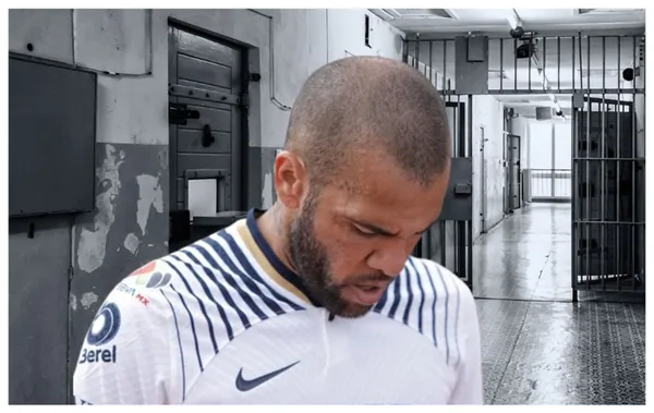 Daniel Alves com a camisa do Pumas