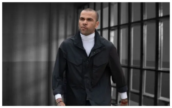 Daniel Alves com uma blusa neutra