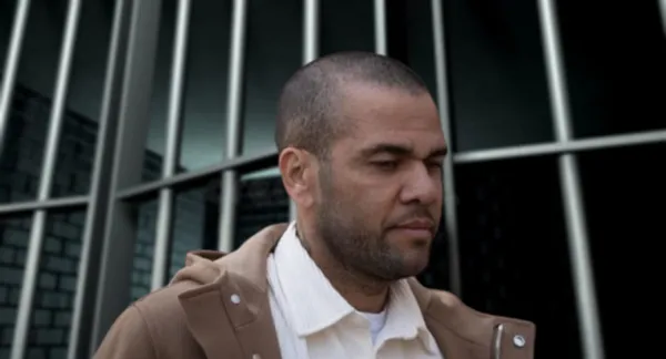 Daniel Alves com uma camisa neutra