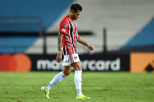 Daniel Alves completa 38 anos nesta quinta-feira (8)