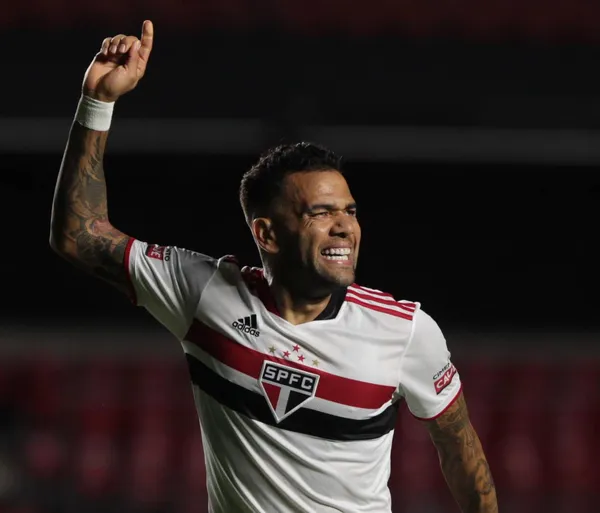 Daniel Alves é o maior campeão, mas não o maior da história para craque do Palmeiras