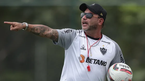 Demora para fazer substituições revoltou torcedores do Galo, principalmente após expulsão