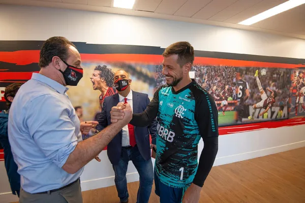 Diego Alves sofre nas mãos de Rogério Ceni