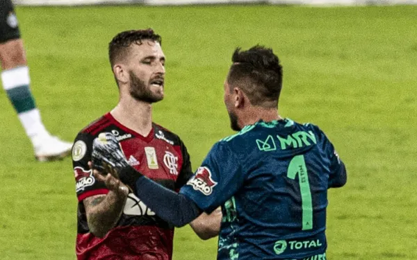 Diego Alves voltou ao Flamengo e já descontou sua raiva em Léo Pereira