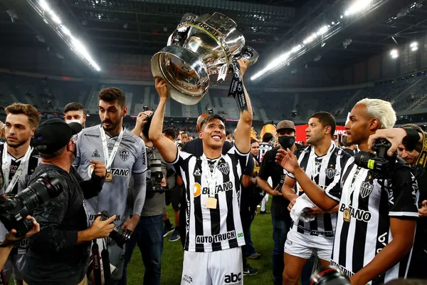 Diego Godín não esteve à altura do Atlético Mineiro.