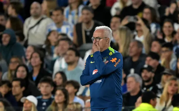 Dorival Júnior durante Argentina x Brasil (Foto: JUAN MABROMATA / AFP)