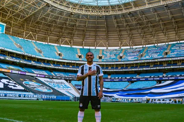 Douglas Costa voltou com tudo ao futebol brasileiro