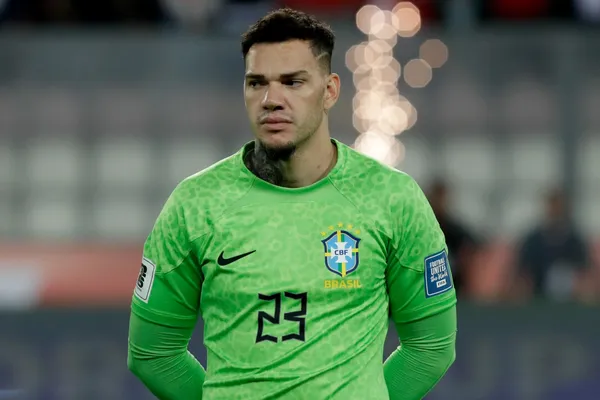 Ederson em ação pela Seleção Brasileira. Foto: Xavier Laine/Getty Images