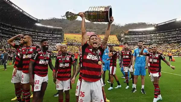 Ele passou pelo Flamengo, ganhou a Libertadores e agora muda de clube