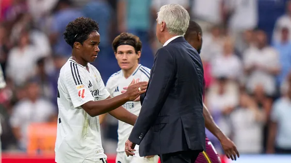 Endrick cumprimenta Carlo Ancelotti