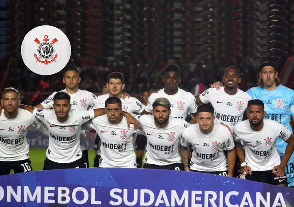 Equipe do Corinthians na Copa Sul-Americana e o escudo do Corinthians ao lado