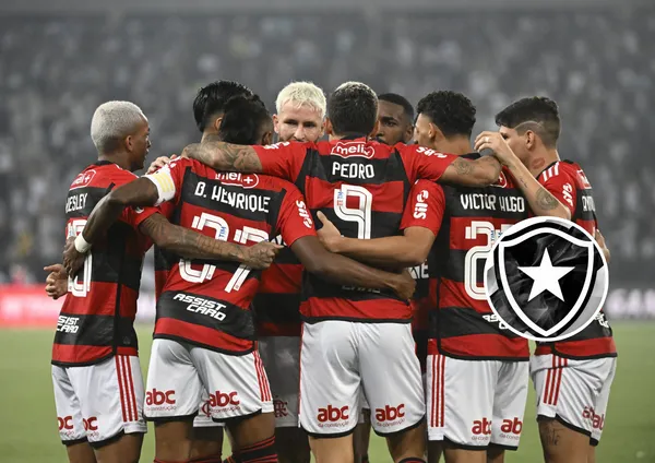 Equipe do Flamengo e ao lado o escudo do Botafogo